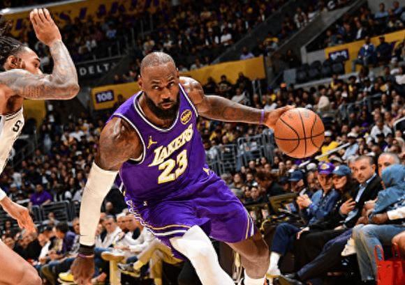 爆大冷！湖人惨败马刺，无缘杯赛四强！东契奇35+8 一战认清8现实