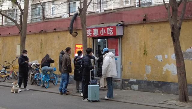 炒八掺爆火两个月后，夫妻店主决定搬迁12年老店：天冷了	，想多支个火，目前80%仍是新客，号不够用