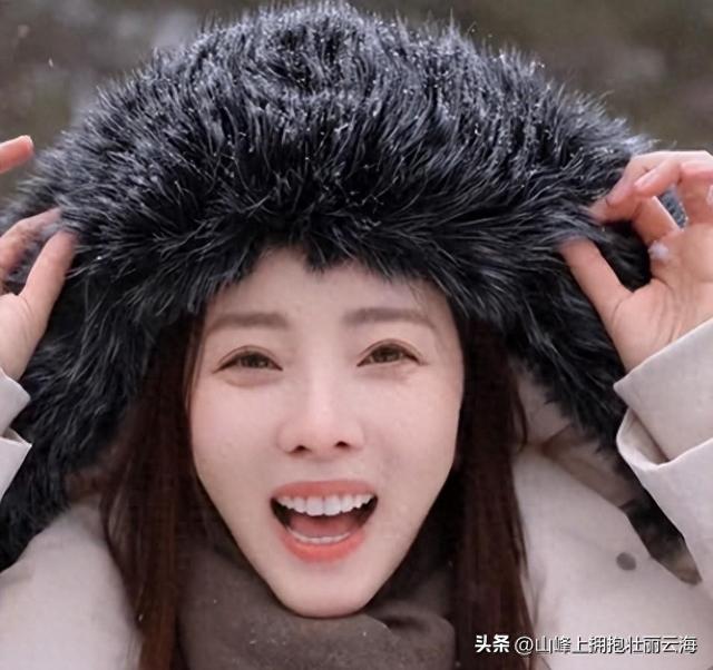 39岁李思思北京豪宅玩雪，坐铁锹上丈夫在前面拉，近照眼袋明显