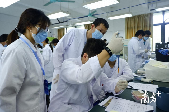 一群县中的孩子，来到广州高校学生物