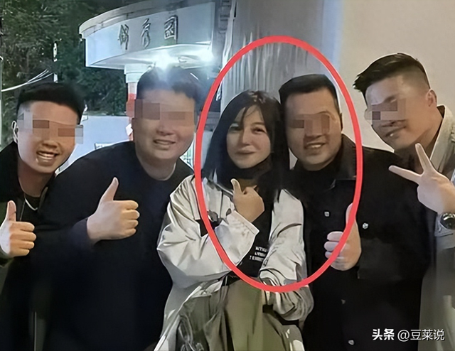 面相又变了！49岁赵薇广东吃饭，又老又瘦没架子，却再无回头路走