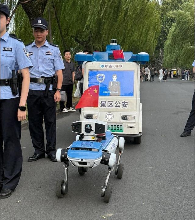 西湖景区“AI警队”首次集结，国庆假期，游客会在景区遇到哪些警用“黑科技”？