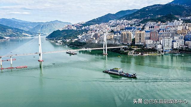 三峡风光美 货运航道忙（组图）