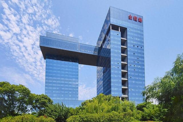 现金54亿，负债仅6亿！金螳螂闷声转型，这盘棋下对了？