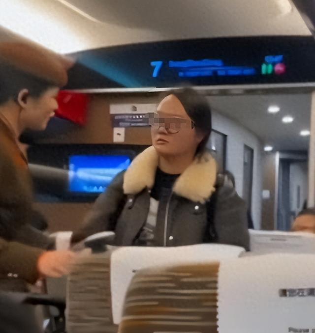 女子高铁堵道后续：知情人透原因，女子正脸被扒黑皮胖脸，已社死