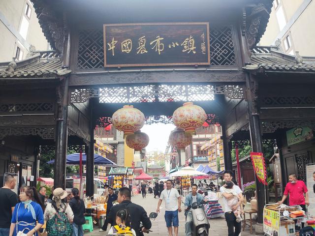 重庆荣昌人造网红景点，节后不降温游人如织，网红直播区最闹热