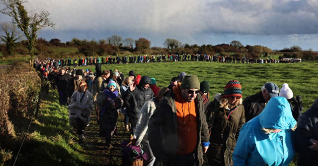 雨伴诗篇降！曼坎・马甘月忌仪式，乌斯内赫山聚追思人
