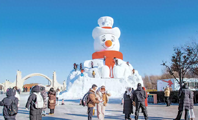 哈尔滨太阳岛雪博会“雪人先生”笑迎八方客