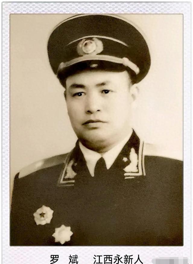 1955年解放军授衔，校官以上军官领到了唯一的一套湖蓝色军礼服