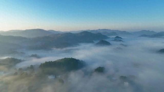 贵阳观山湖:冬日暖阳破云海 潋滟湖光映朝霞