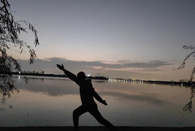 盲练八段锦和金刚功第622天：当身体健康出了问题，才想起锻炼