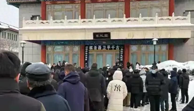 聂卫平葬礼，长子捧遗像	，两任妻子未现身，现任兰莉娅主持现场