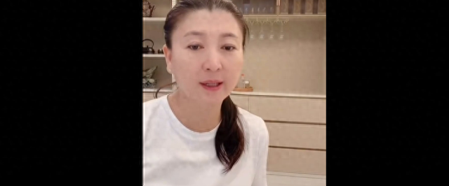 女演员直播“哭穷”引争议，称儿子年收入不到40万，无法承担百八十万的开销，养家压力大