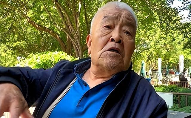 太丢人了，北京一大爷参加酒席，随礼200，竟连喝带拿6瓶五粮液