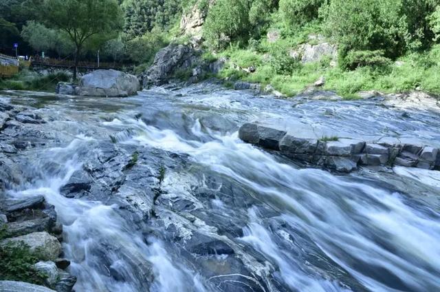 初秋泰山彩石溪：清泉石上流 翠色染溪谷