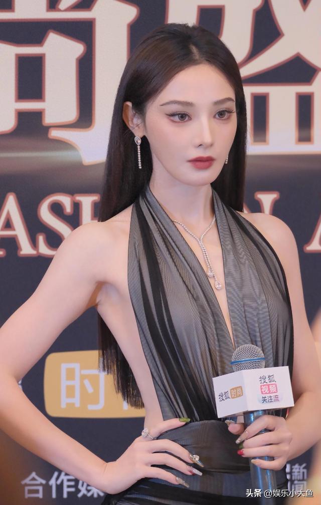 彭小苒出席搜狐时尚盛典活动，穿挂脖深v露背纱裙走红毯性感妩媚