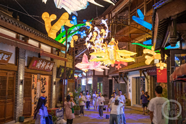 磁器口后街点亮“千灯醉巷”，夜游盛景再现《大鱼海棠》