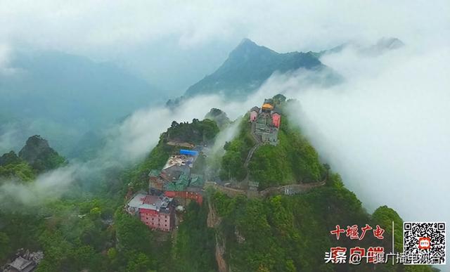 “水墨丹青”醉游人！武当山迎来“双节”客流高峰