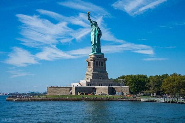 中美游客的时空错位：一个带着怀旧滤镜来，一个带着未来眼镜走