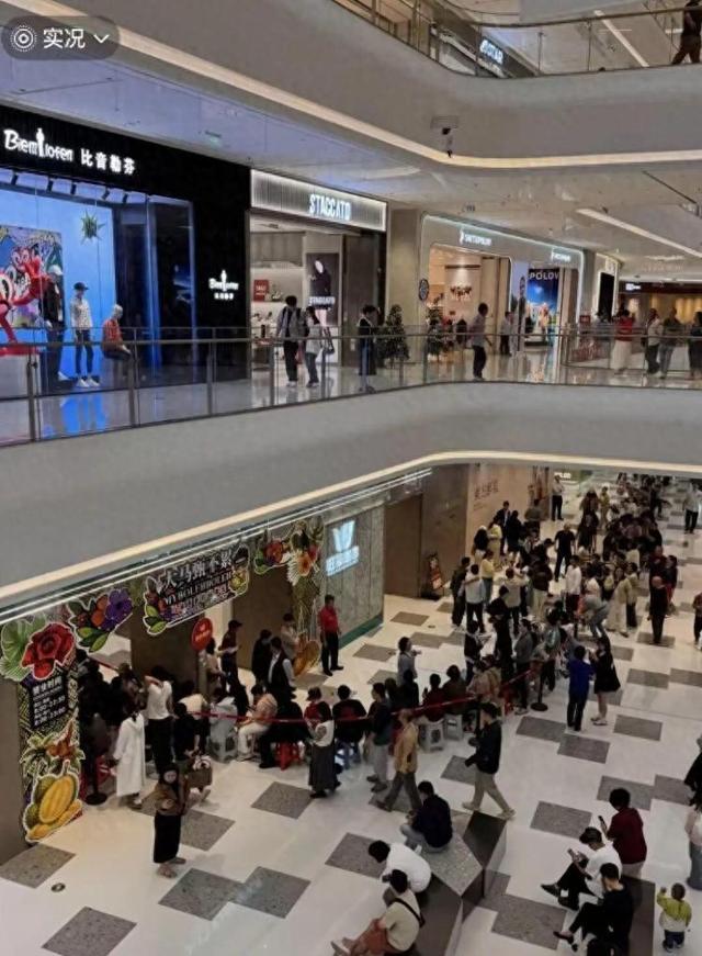 海南封关首日，居民排长队购首批榴莲，超市：每斤78元至98元，价格低于平时的一半