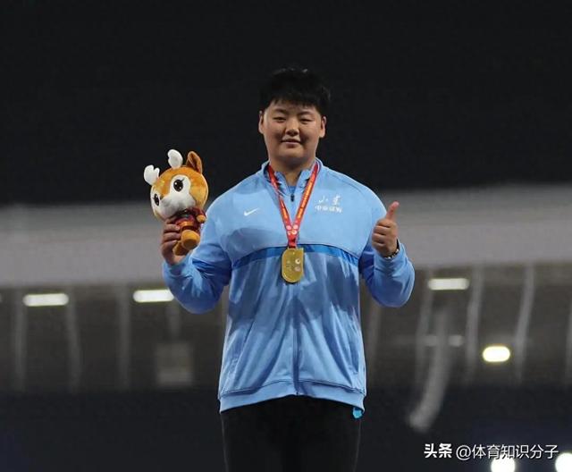 77米24！超越奥运冠军！18岁小将创造女子链球神话，女版刘翔？