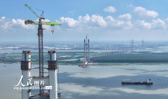江苏张家港：张靖皋长江大桥建设正酣