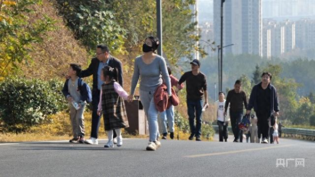 南昌一景区无人看守“停衣位”温暖走红