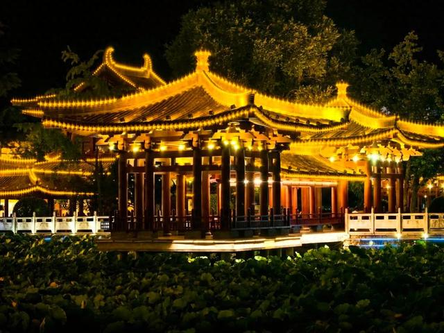 莲湖公园：一池碧水映千年