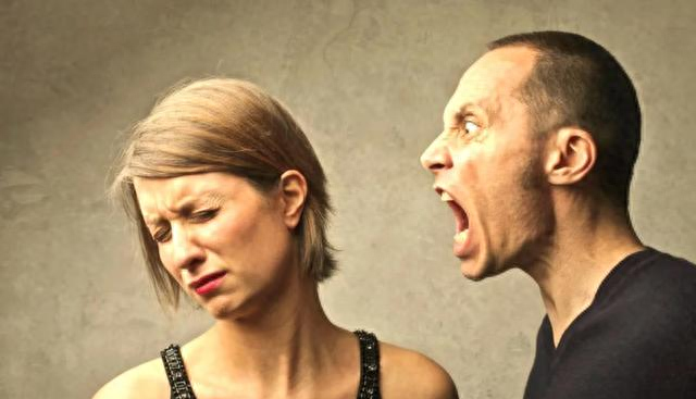 心理学上有一个词叫：指责型人格（跟谁在一起；就是谁的灾难）