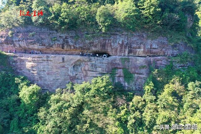 丹霞奇观飞鹰道，横挂绝壁的空中走廊，奇绝！