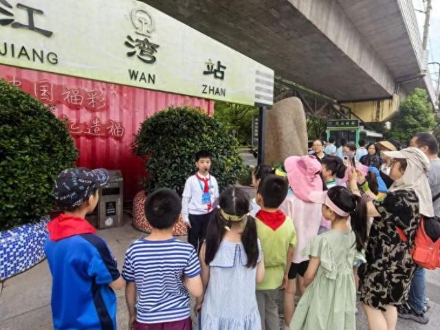 AI赋能人文行走！这群中小学生探寻工业足迹，重温红色江湾