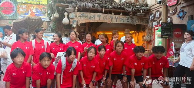 绿荫少女邂逅喀什古城：一场文化与青春的交融之旅