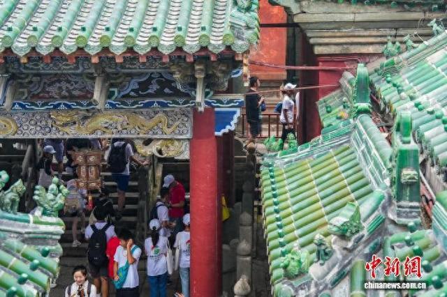 海外华裔青少年登顶武当山享清凉