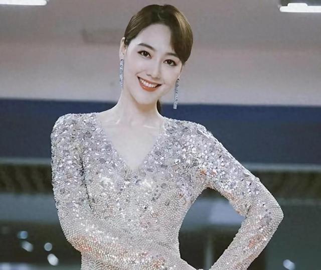 私生活混乱 被央视除名 、陪睡上位 她身上的标签哪个是真？