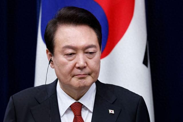 64岁的尹锡悦，为了从李在明手里活命，脱了衣服在囚室满地打滚