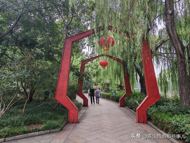 泰安：南湖公园人潮如织，十二莲桥美轮美奂，老夫妇的话让人深思