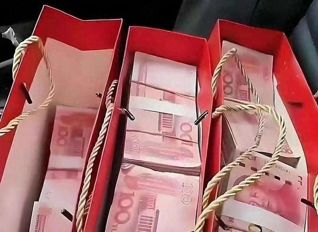 妻子大扫除翻出20万现金	，拿去银行存款，验钞机狂响后傻眼了