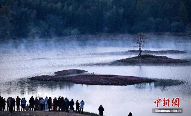 黟县秋色醉游人 千人共赏奇墅湖日出