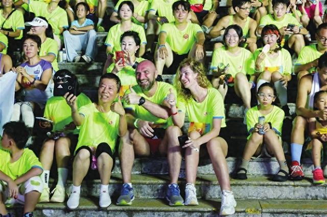 登山夜跑享清凉 夜游三亚更惬意