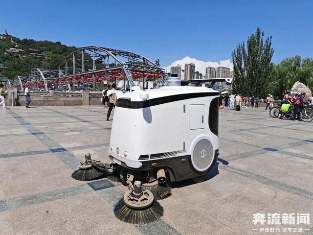 智能扫地机器人亮相中山桥南广场   科技助力黄河风情线保洁升级