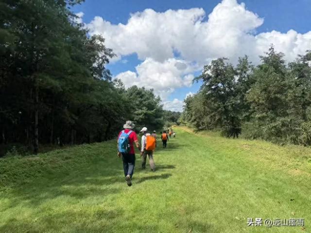 在阳光明媚的秋日里，我们走马街、三家村水库、团结乡滑草场，爽