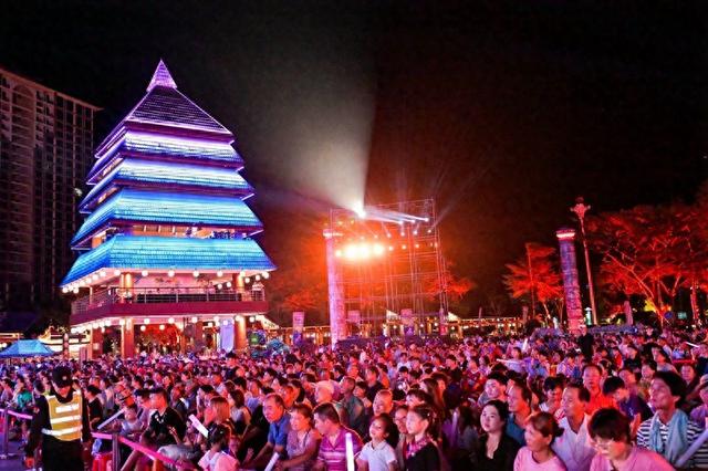 组图：甘工神鸟舞动雨林夜 海南保亭嬉水节迎宾晚会欢动四方客