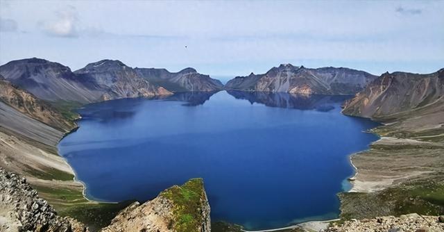 朝鲜人可以在长白山天池游泳，为何中国人却连护栏都不能靠近？