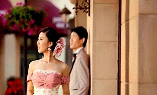 21岁女大学生被包养3年，男子给了2100万女子拿到钱反手就报警？