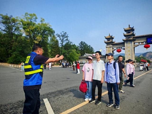 志愿者守护千山 以服务绘就文明旅游风景线