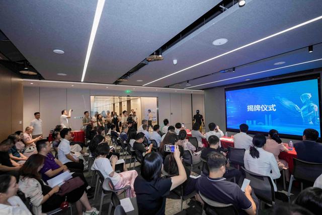 深圳市龙岗区人工智能机器人街区党委揭牌成立