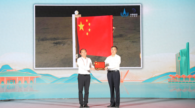 武汉纺织大学向我市赠送“登月”同款国旗