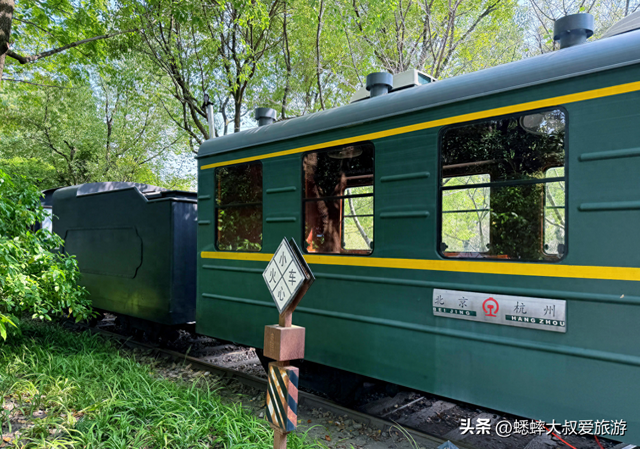 这个杭州秋日浪漫公园真一眼心动，有火车加成，地铁直达且免费！