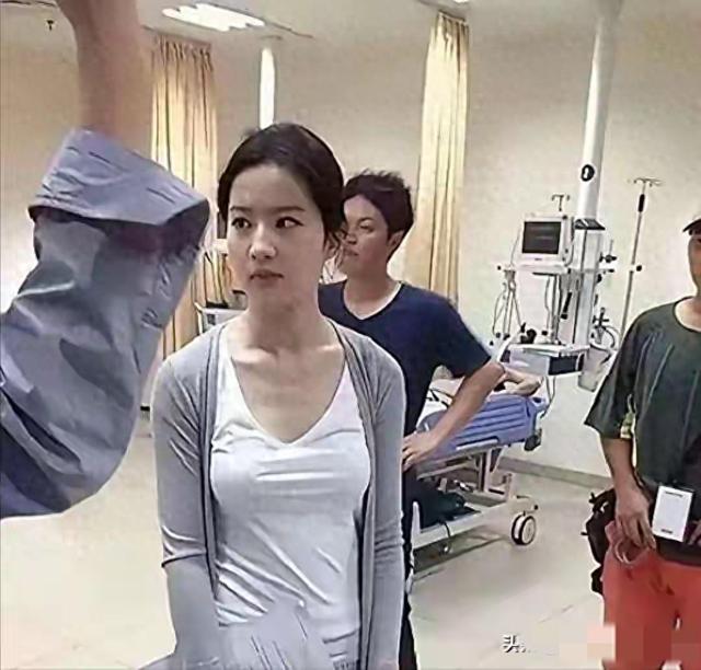 我的天！刘亦菲真人居然长这样？素颜我直接看傻了