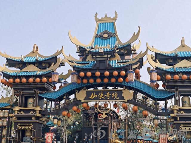 万岁山武侠城10个月营收突破10.68亿，距11亿元“对赌”目标仅一步之遥，年轻人为何爱上这座“武侠版迪士尼”？